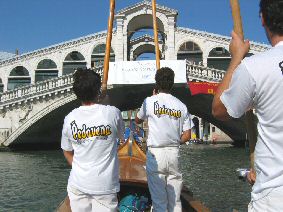 La gondola sotto il Ponte di Rialto