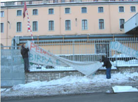 Rimozione degli striscioni di protesta