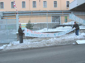 Rimozione degli striscioni di protesta